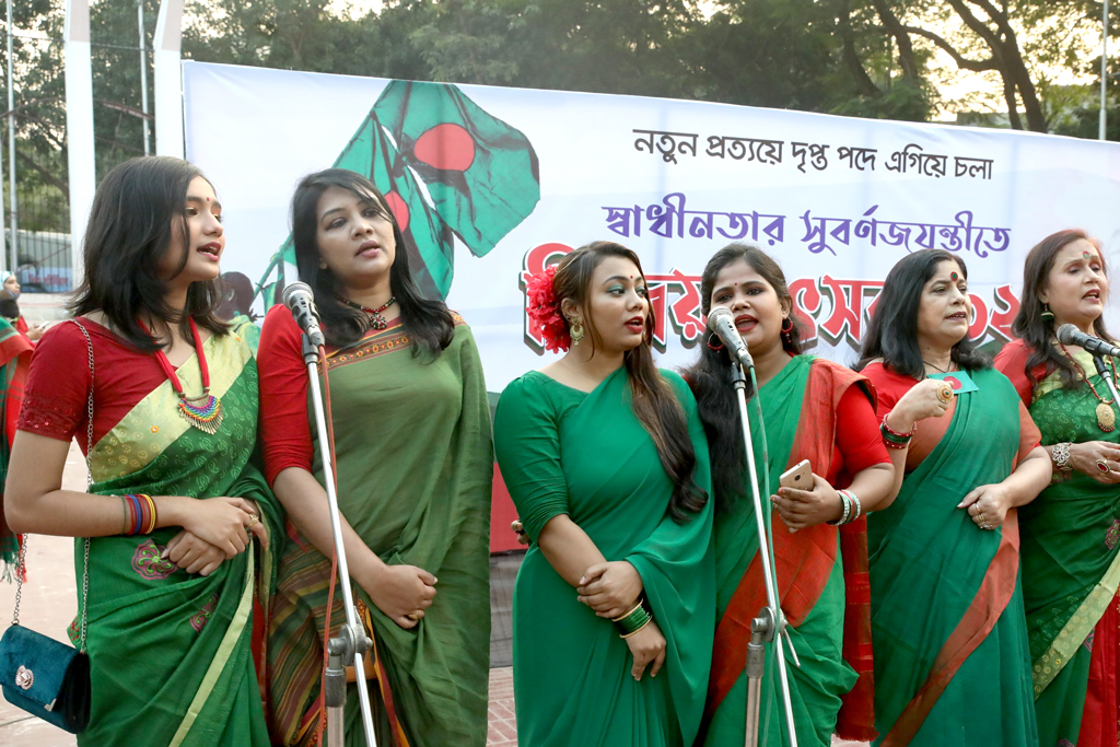 বিজয় দিবসের সুবর্ণজয়ন্তী উপলক্ষে সম্মিলিত সাংস্কৃতিক জোট আয়োজিত সংগীত পরিবেশন করেন গণ সংগীত সমন্বয় পরিষদের শিল্পীরা। কেন্দ্রীয় শহীদ মিনার, ঢাকা, ১৬ ডিসেম্বর, ২০২১। ছবি: ইন্দ্রজিৎ কুমার ঘোষ 