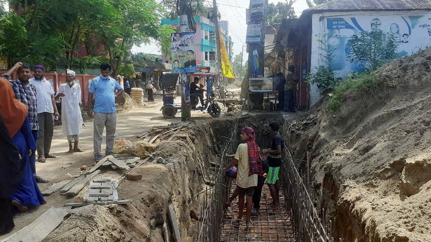 নালা নির্মাণে নিম্নমানের উপকরণ ব্যবহারের অভিযোগ, কাজ বন্ধ