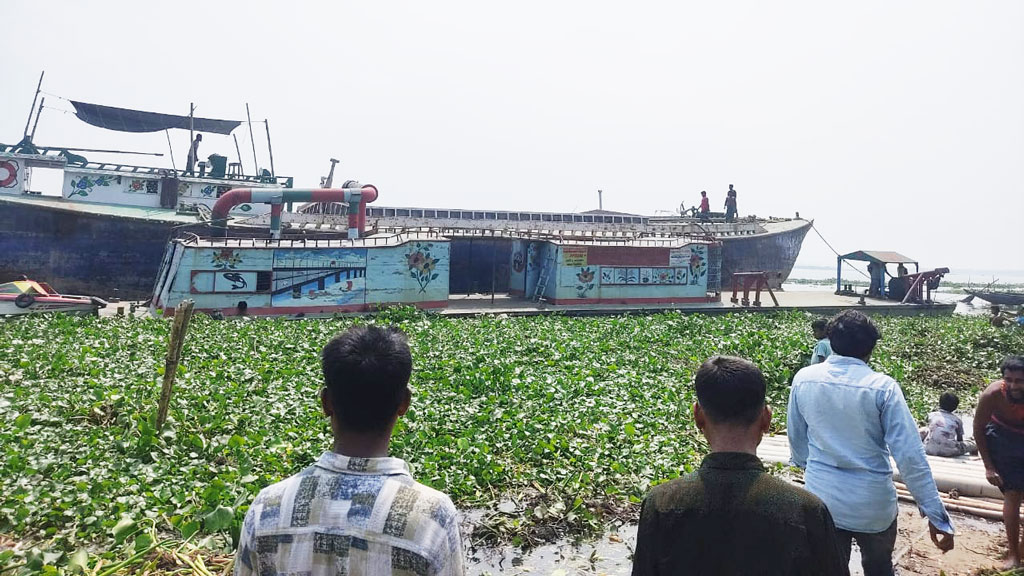 অবৈধভাবে বালু উত্তোলন, ড্রেজার জব্দ করে পুলিশে দিল গ্রামবাসী