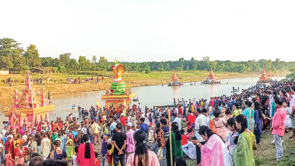 বাঁকখালী নদীতে ভাসল ‘কল্প জাহাজ’, উৎসবে মানুষের উপচে পড়া ভিড়