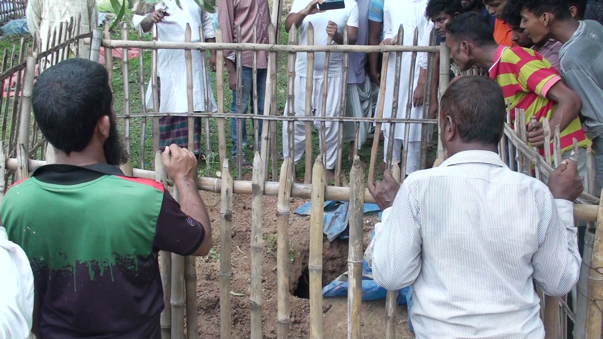 আশুলিয়ায় কবর থেকে পাঁচ নারীর কঙ্কাল চুরি