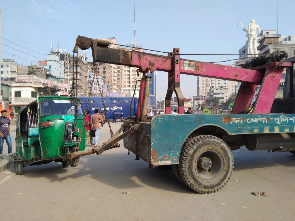 চেকপোস্টের পাশাপাশি কাগজপত্রবিহীন যানবাহনের বিরুদ্ধে চলছে পুলিশের অভিযান।