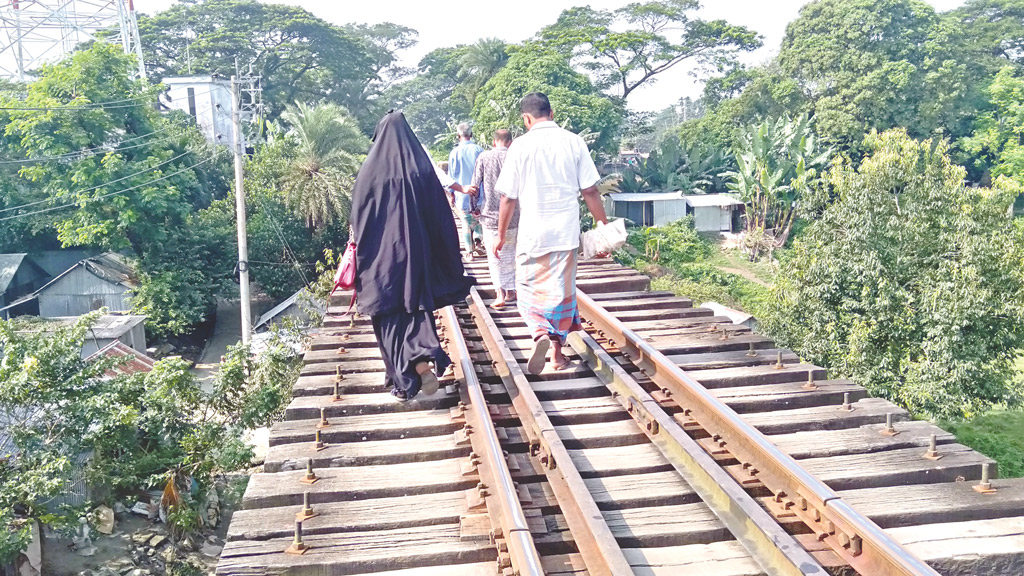 ঝুঁকি নিয়ে রেল সেতুতে চলাচল