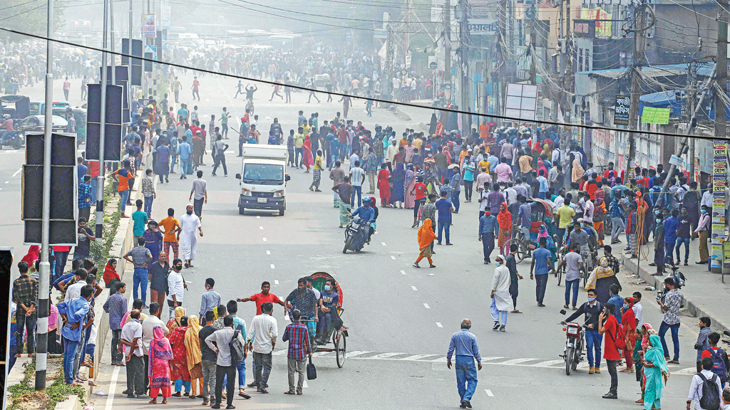 মিরপুরে রাস্তা অবরোধ শ্রমিকদের