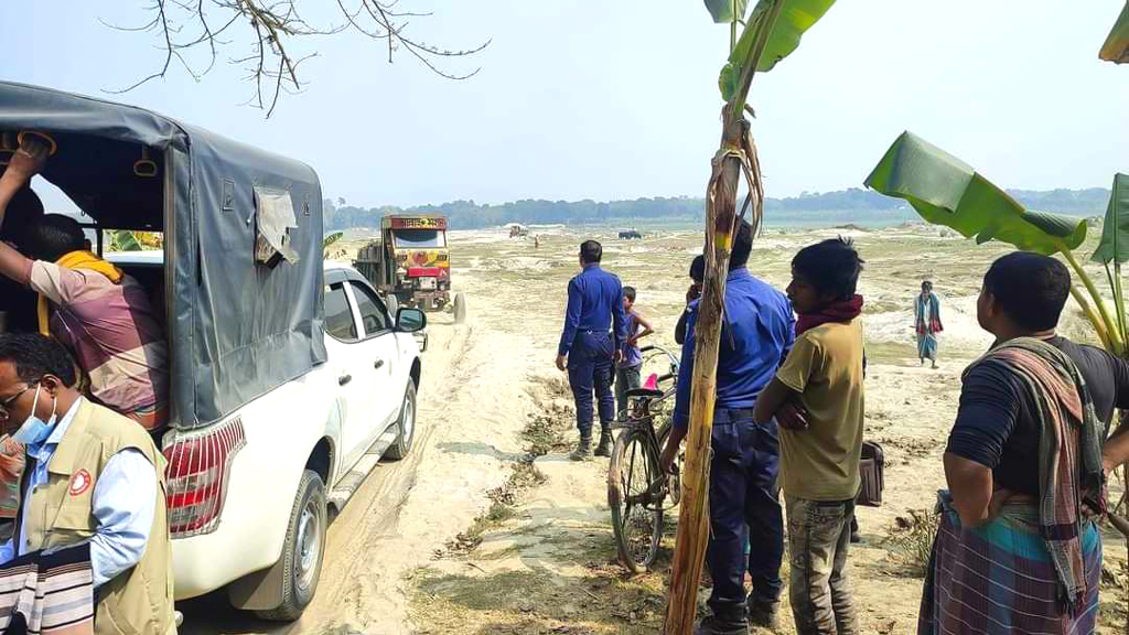 গড়াই নদ থেকে বালু–মাটি তোলায় ৪ জনের কারাদণ্ড