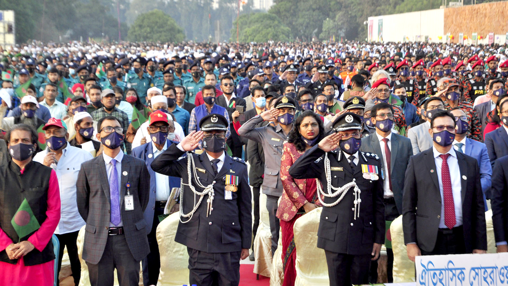 বিজয় দিবসের সুবর্ণজয়ন্তী উপলক্ষে শপথ বাক্য পাঠ অনুষ্ঠিত হয়। সোহরাওয়ার্দী উদ্যান, ঢাকা, ১৬ ডিসেম্বর, ২০২১। ছবি: আলী হোসেন মিন্টু