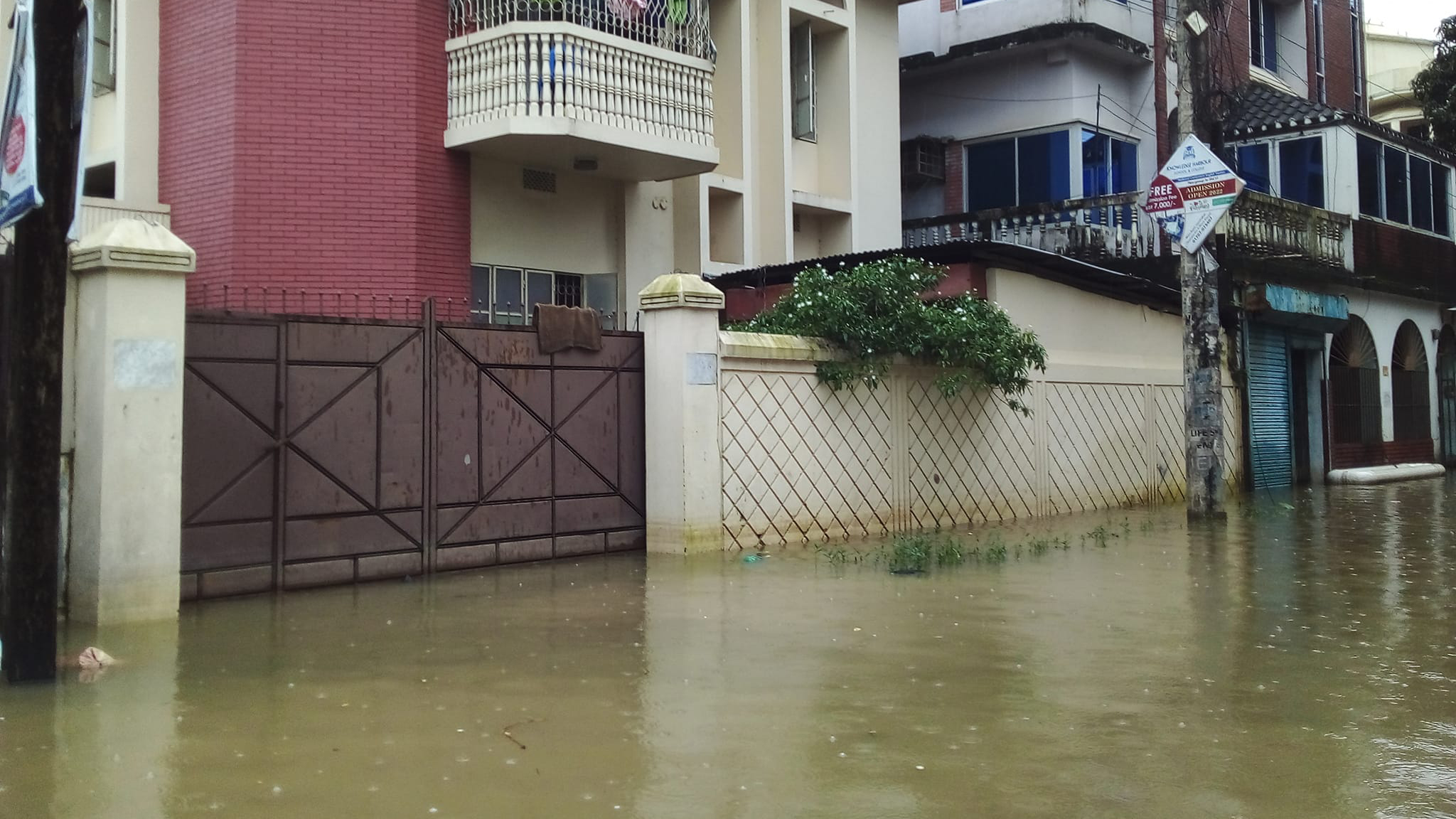 মধ্যরাতে ঘরছাড়া এলাকাবাসী, আবারও বন্যার কবলে সিলেট নগরী 