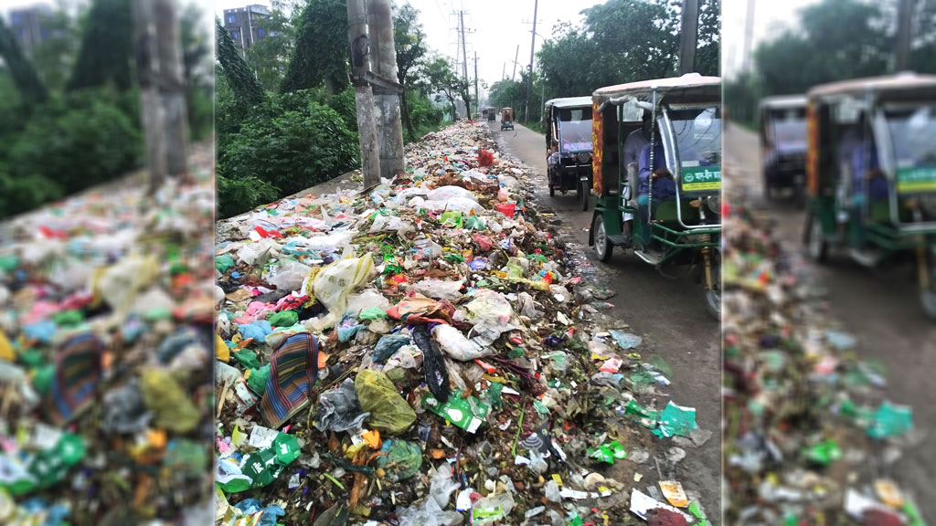 রাস্তার ওপর ময়লার স্তূপ, দুর্গন্ধে টেকা দায়