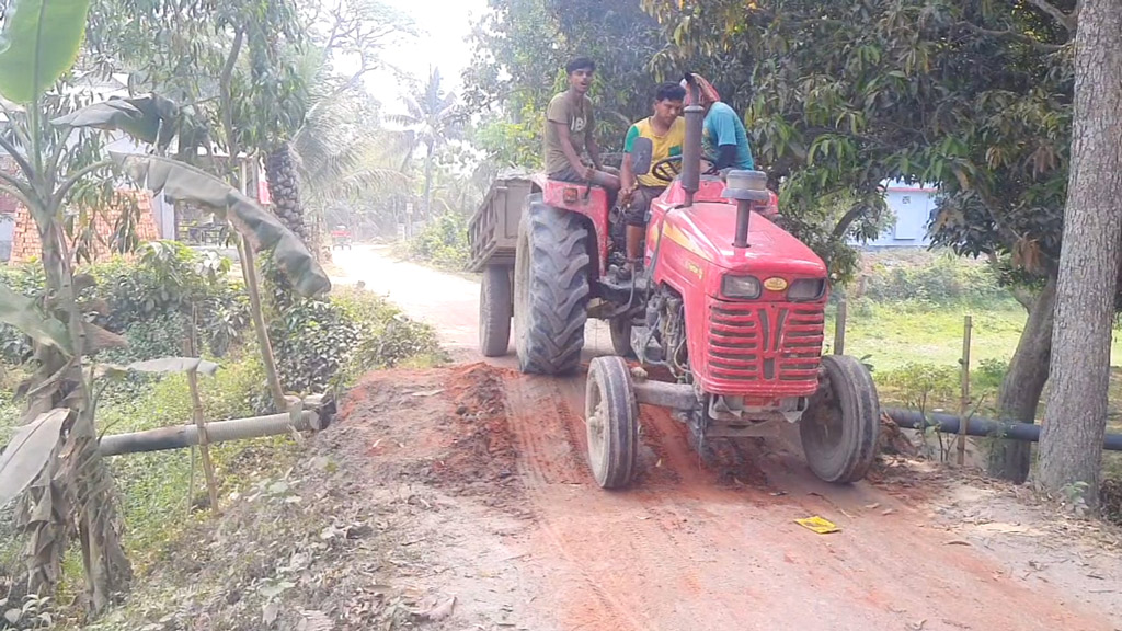 ট্রাক্টরে অতিষ্ঠ মানুষ