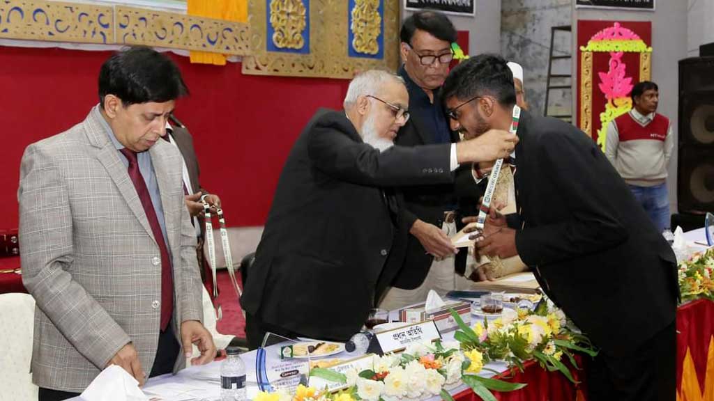 ইবিতে প্রথমবার ডিনস অ্যাওয়ার্ড পেলেন ৩৩ শিক্ষার্থী