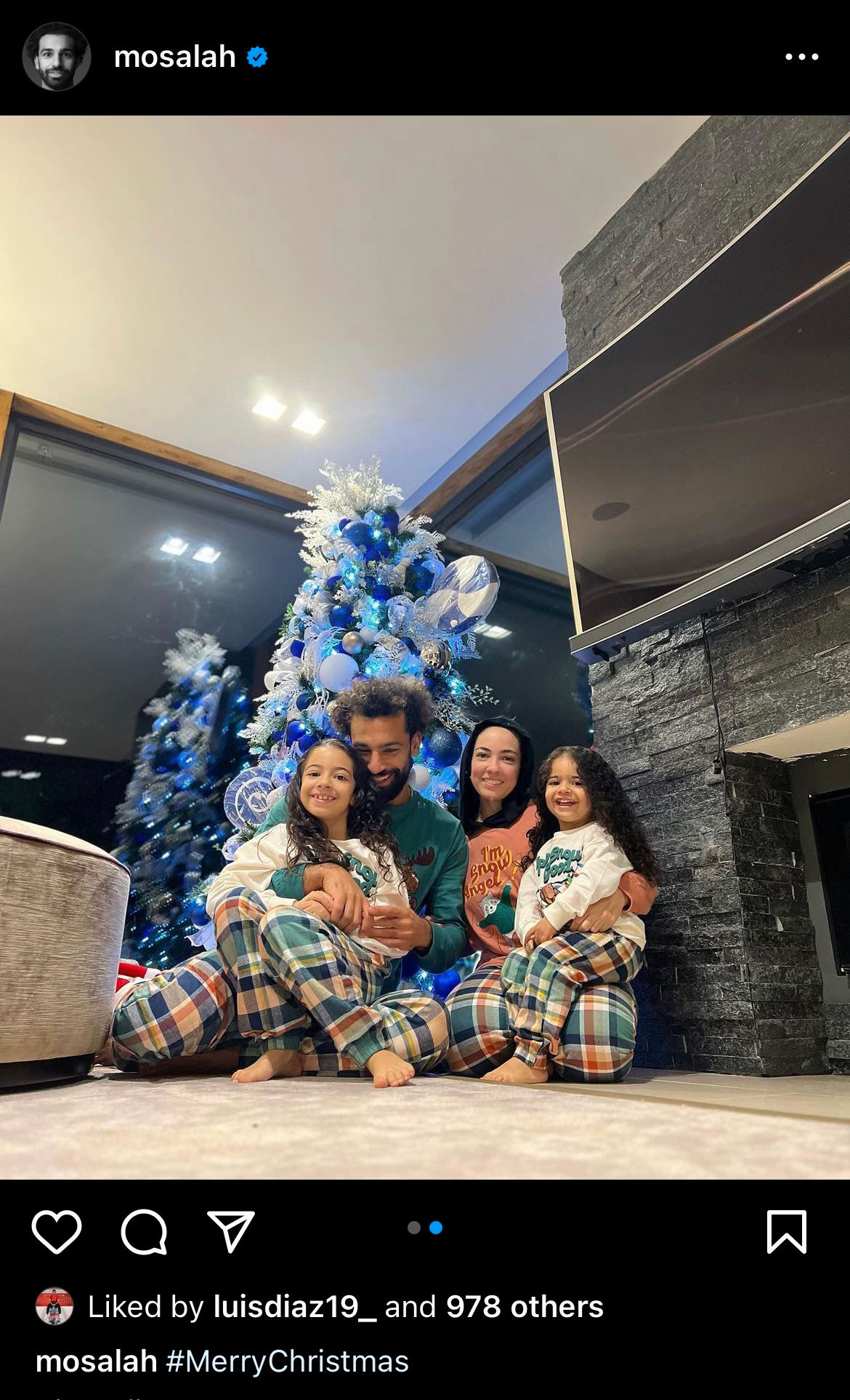 দুই মেয়ে ও স্ত্রীকে নিয়ে যিশু খ্রিষ্টের জন্মদিন উদ্‌যাপন করেছেন লিভারপুল স্ট্রাইকার মোহাম্মদ সালাহ। ছবি: টুইটার
