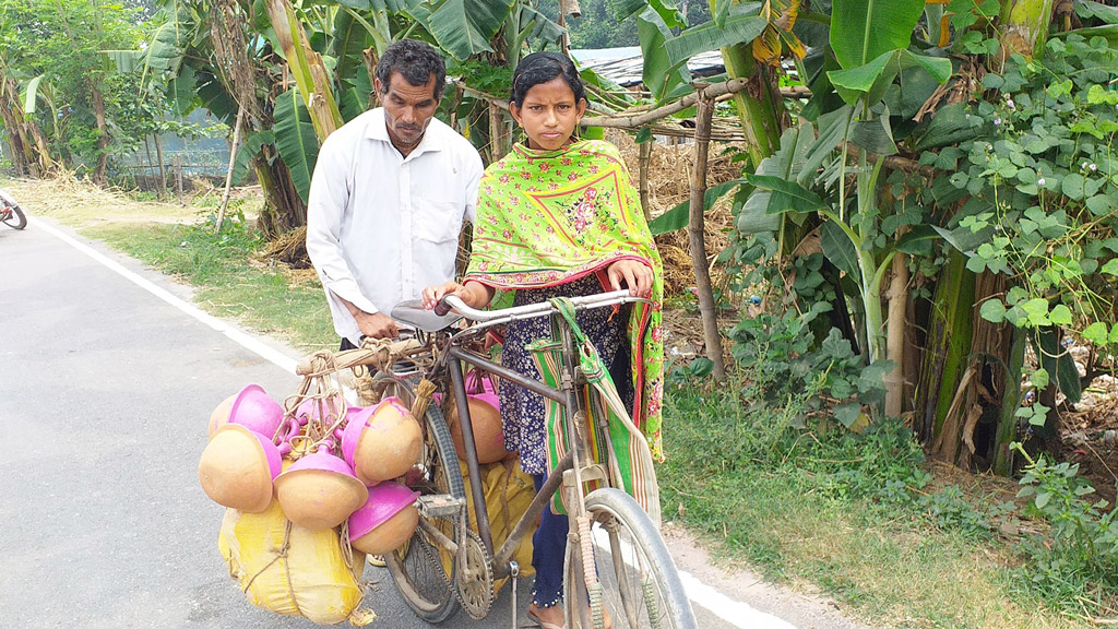 ১২ বছরের রিনার ঘাড়ে সংসারের বোঝা 