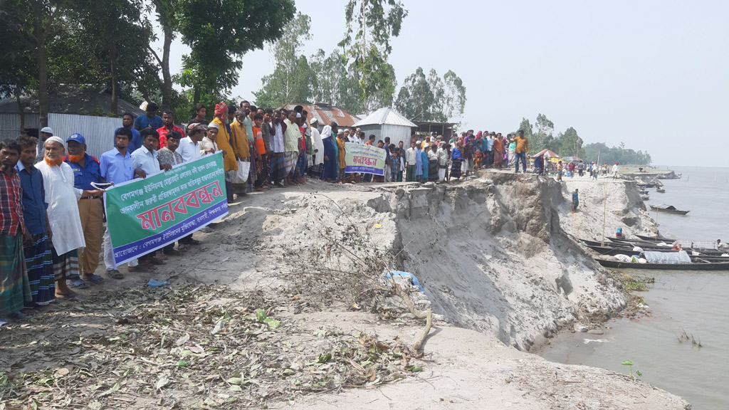 ব্রহ্মপুত্রের ভাঙনে দিশেহারা মানুষ