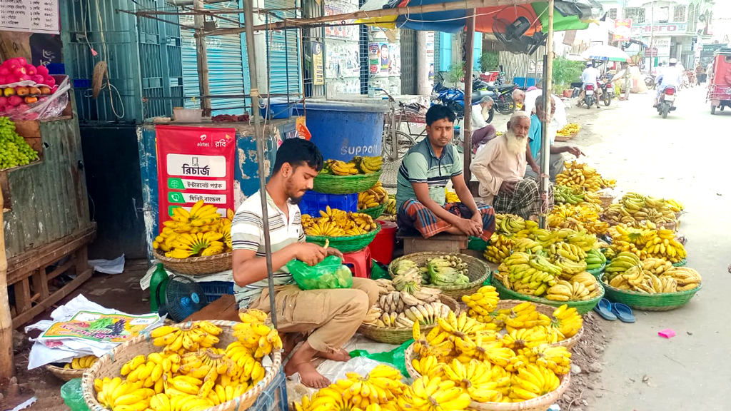 কলার দামও চড়া, নিম্ন আয়ের মানুষের ক্ষোভ