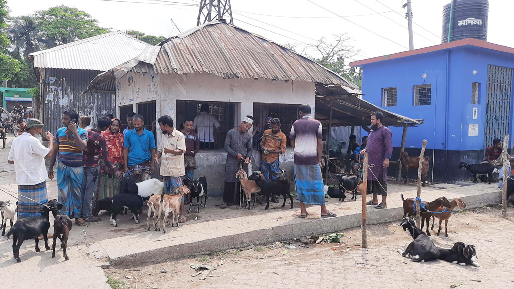 হাটে অতিরিক্ত খাজনা আদায়