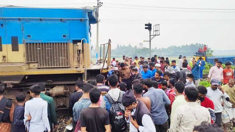 রায়পুরায় ট্রেনের ধাক্কায় ইজিবাইক চালকের মৃত্যু