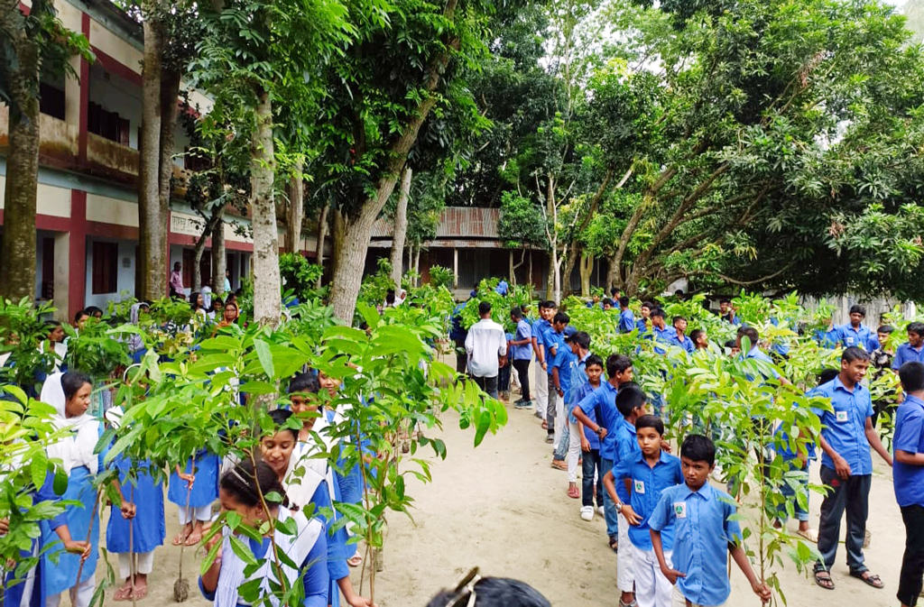 পরিবেশ রক্ষার শপথ নিয়ে স্থানীয় অন্তত ২০টি বিদ্যালয়ের শিক্ষার্থীদের ১০ হাজারের বেশি গাছের চারা বিলি করেছেন বৃক্ষপ্রেমী জিয়াউল হক জিয়া। শিক্ষার্থীরাও এসব গাছের চারা পেয়ে পরিবেশ রক্ষার শপথ নিয়েছে। ছবিটি গতকাল বৃহস্পতিবার মানিকগঞ্জের ঘিওর উপজেলার ফুলহারা আঞ্চলিক উচ্চ বিদ্যালয় থেকে তোলা। ২৫ আগস্ট ২০২৩। ছবি: আব্দুর রাজ্জাক