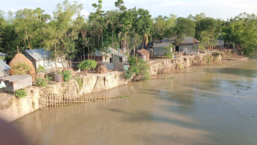 ভাঙনের হুমকিতে আড়াই নদের তীরের ৫০০ বসতবাড়ি