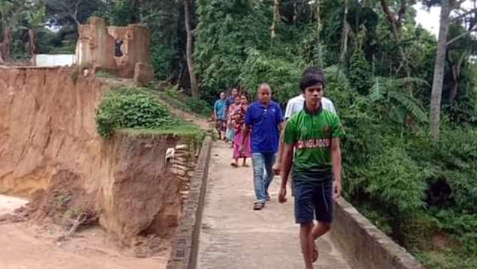 মাটি সরে ঝুঁকিতে সেতু