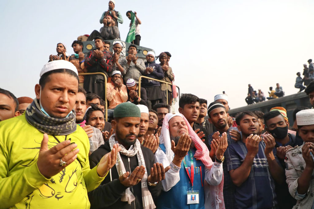 গাজীপুরের টঙ্গীর তুরাগ নদের তীরে অনুষ্ঠিত বিশ্ব ইজতেমার প্রথম ধাপের শেষ দিন আজ। এদিন নিজ নিজ অবস্থান থেকে মোনাজাতে অংশ নেন মুসল্লিরা। টঙ্গী রেলস্টেশন, ৪ ফেব্রুয়ারি ২০২৪। ছবি: মেহেদী হাসান