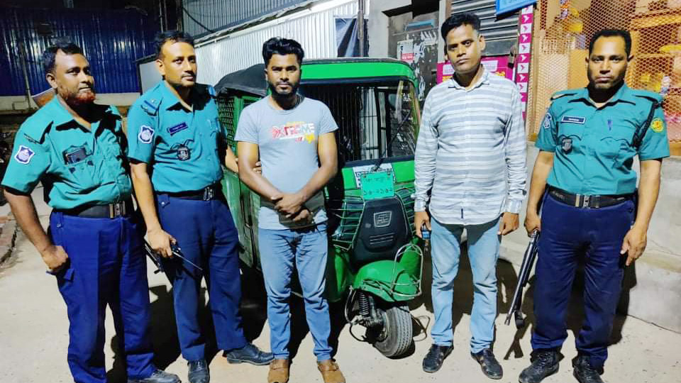 ছদ্মবেশে যৌন হেনস্তাকারীকে গ্রেপ্তার করলেন এসআই সাইদুর