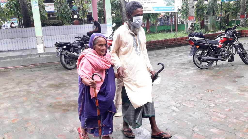 ৭৯ বছরের বৃদ্ধার বয়স্ক ভাতা যায় অন্যের কাছে