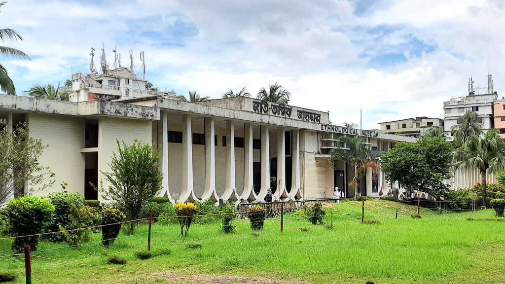 অযত্নে নষ্ট হচ্ছে সাংস্কৃতিক নিদর্শন