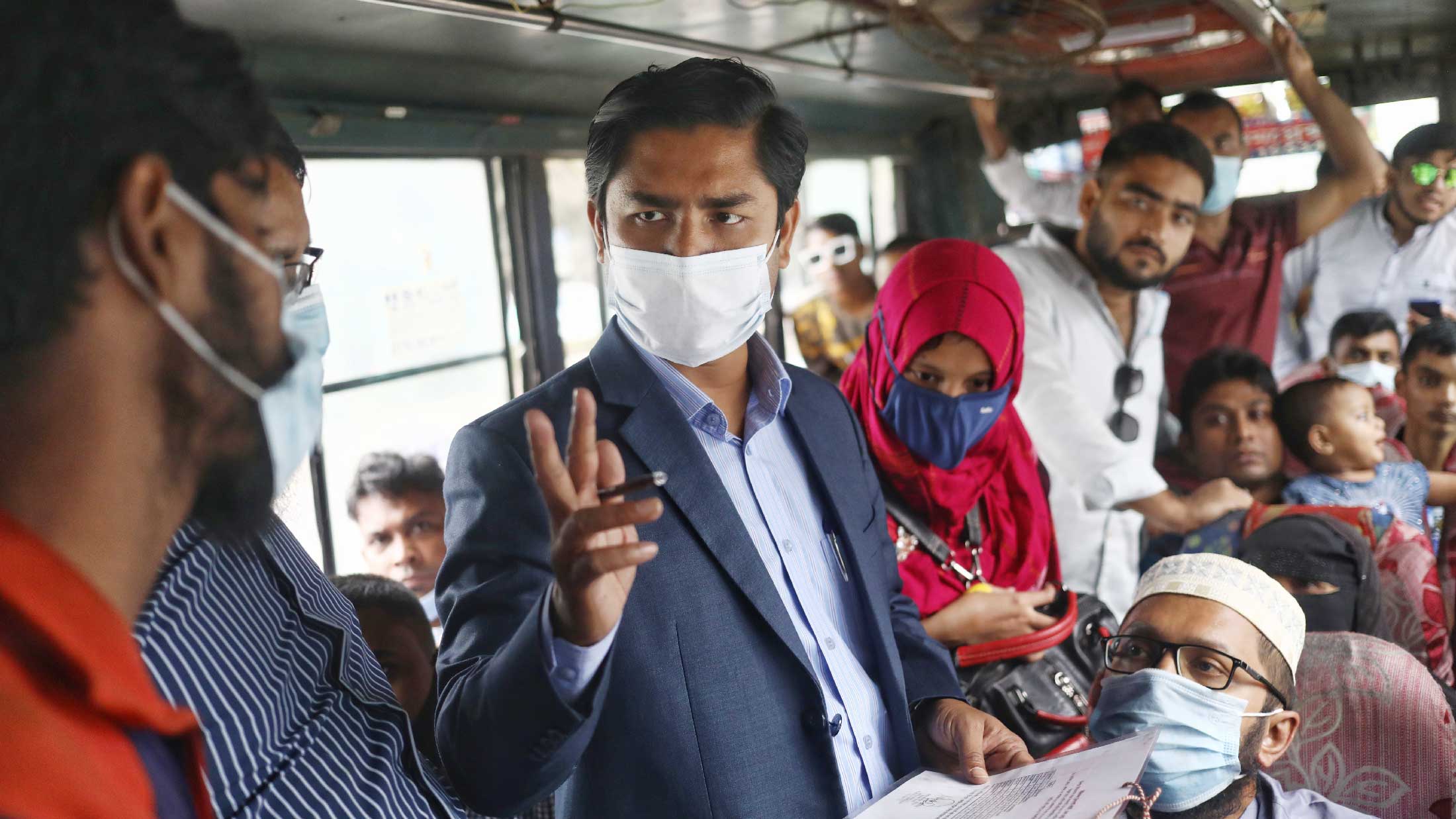 অতিরিক্ত ভাড়া রোধে বিআরটিএর ভ্রাম্যমাণ আদালত। মানিক মিয়া অ্যাভিনিউ, ঢাকা। ৪ ডিসেম্বর ২০২১। ছবি: সৈয়দ মাহামুদুর রহমান