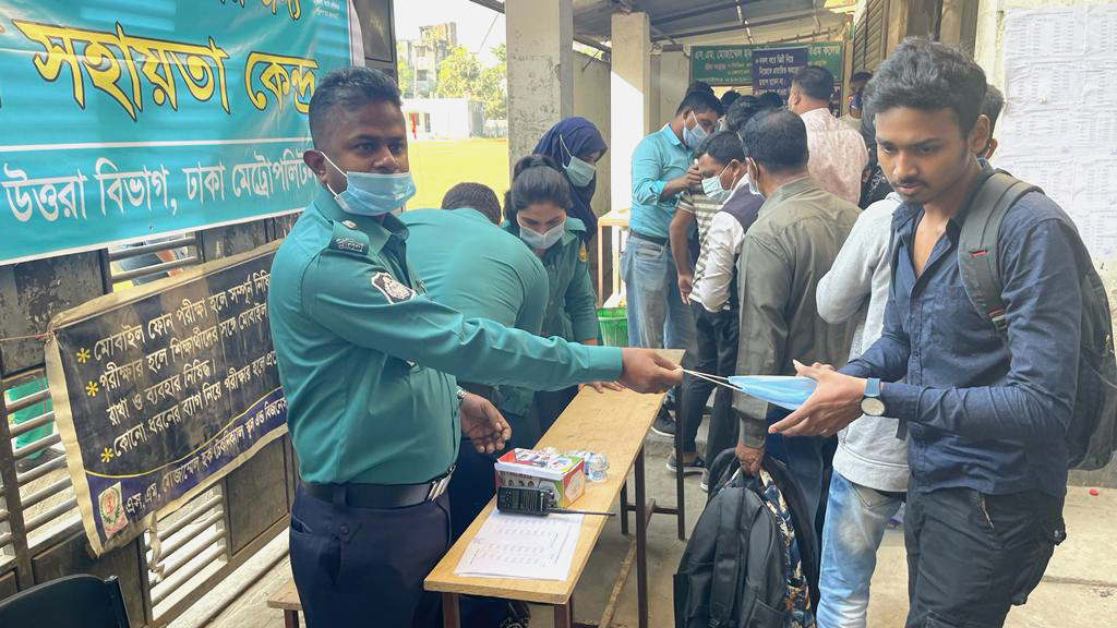 উত্তরায় পরীক্ষার্থীদের মাস্ক-পানি বিতরণ করেছে পুলিশ