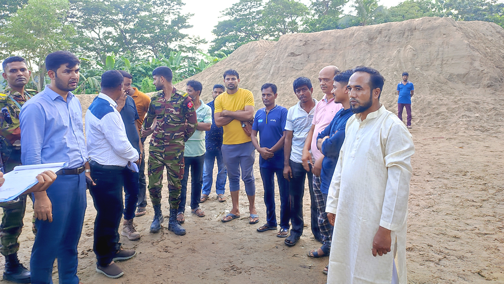 প্রভাবশালীরা পলাতক, নিলামে বিক্রি হলো ফেলে যাওয়া বালু