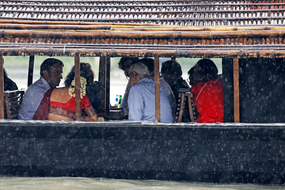 নৌকায় কিছুক্ষণ ভ্রমণ করেছেন ইমানুয়েল মাখোঁ।