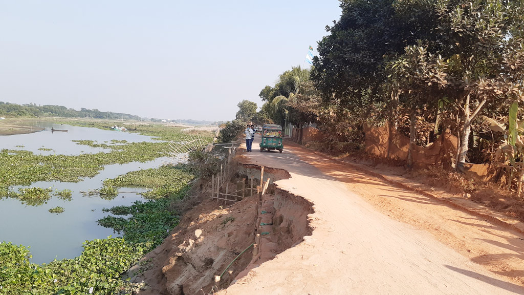 সড়কের অর্ধেক নদীতে ঝুঁকি নিয়ে চলাচল