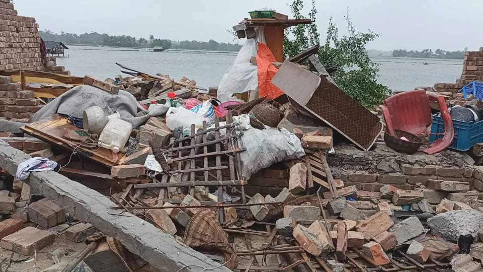 কালিগঞ্জে আকস্মিক ঘূর্ণিঝড়ে লন্ডভন্ড প্রায় অর্ধশত কাঁচা-পাকা বাড়ি