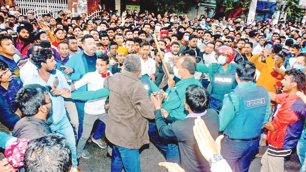 যেই বাসে সমাবেশে সেই বাসে থানায়!