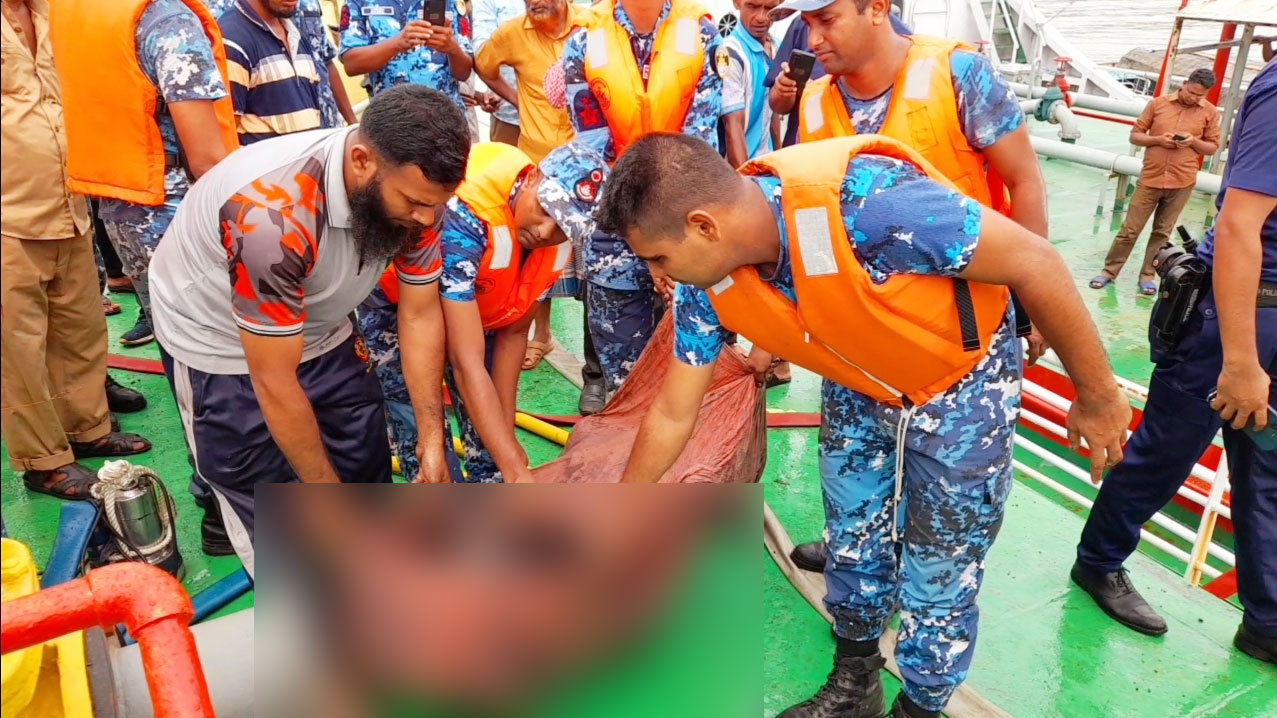 ঝালকাঠিতে তেলবাহী জাহাজে আগুন: একজনের মরদেহ উদ্ধার, নিখোঁজ ৩