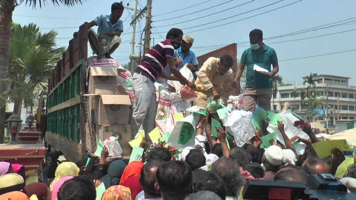 টিসিবির কার্ড দিয়ে টাকা আদায়