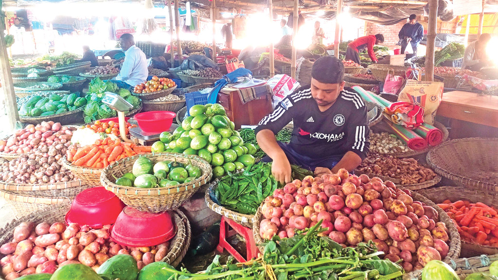 চারঘাটে সবজির দামে নাকাল মানুষ