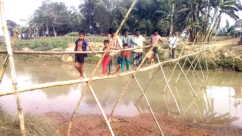 সেতুর অভাবে ১০ গ্রামের মানুষের চরম দুর্ভোগ
