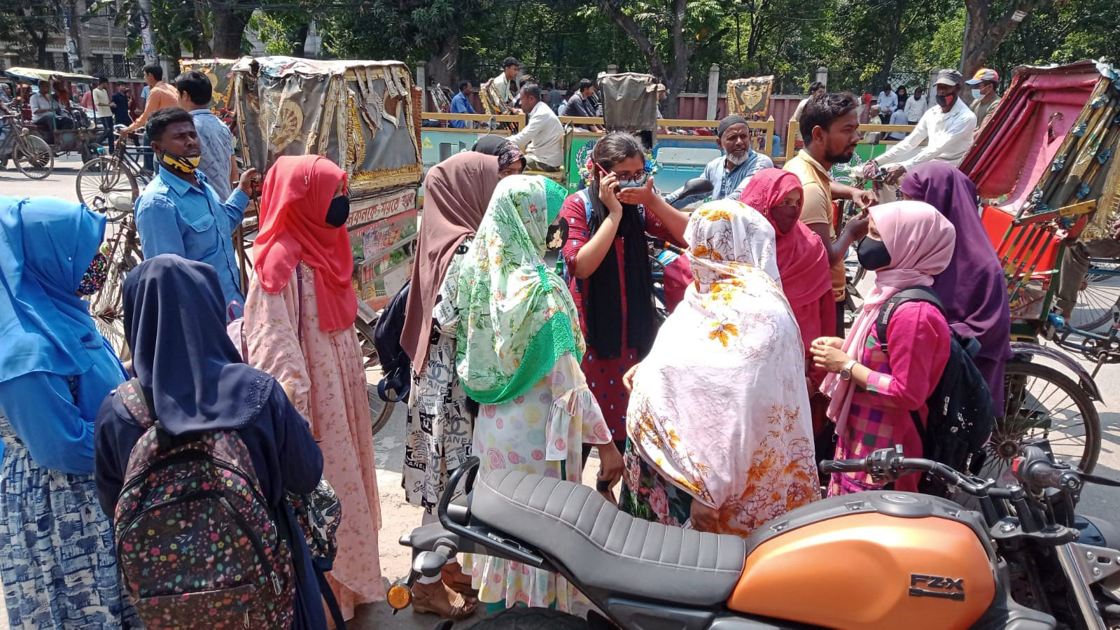 বগুড়ায় প্রধান শিক্ষক বহাল, বিক্ষোভের চেষ্টা ছাত্রী ও অভিভাবকদের