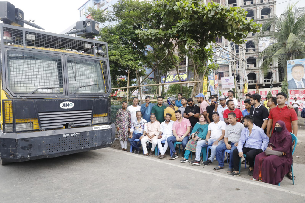 রাজধানীর শনির আখড়ায় স্বেচ্ছাসেবক লীগের অবস্থান।