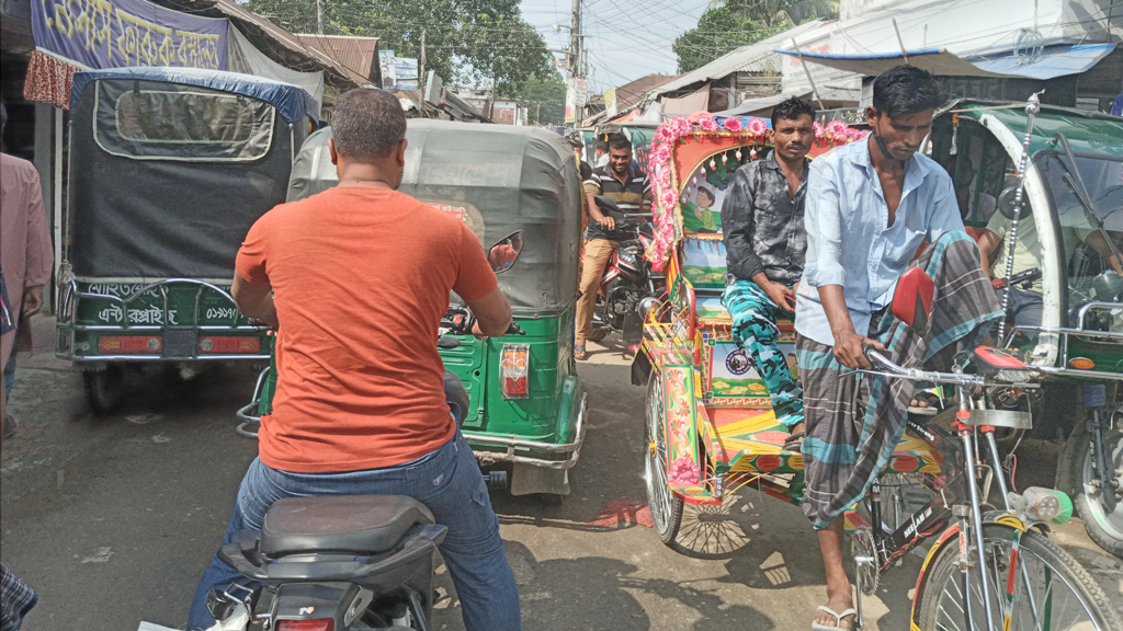 ইজিবাইকের কারণে যানজট