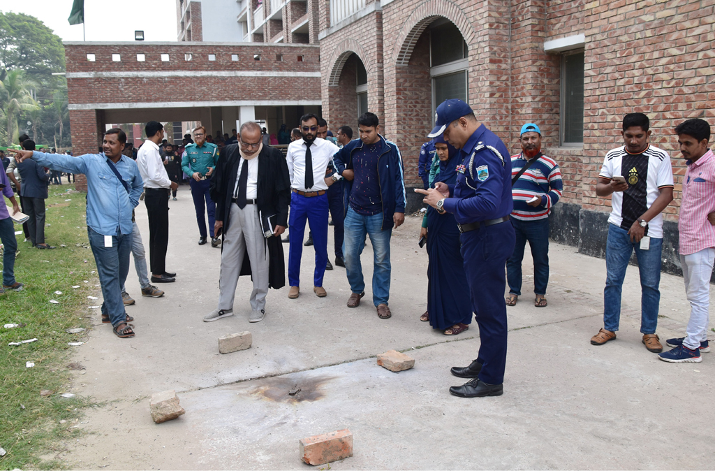 রাজশাহী চিফ জুডিশিয়াল ম্যাজিস্ট্রেট আদালতের সামনে পুলিশের গাড়ি লক্ষ্য করে বোমা হামলা করে পালিয়ে যায় দুর্বৃত্তরা। বেলা সোয়া ১১টা, আদালত চত্বর, রাজশাহী, ২৯ নভেম্বর ২০২৩। ছবি: মিলন শেখ।