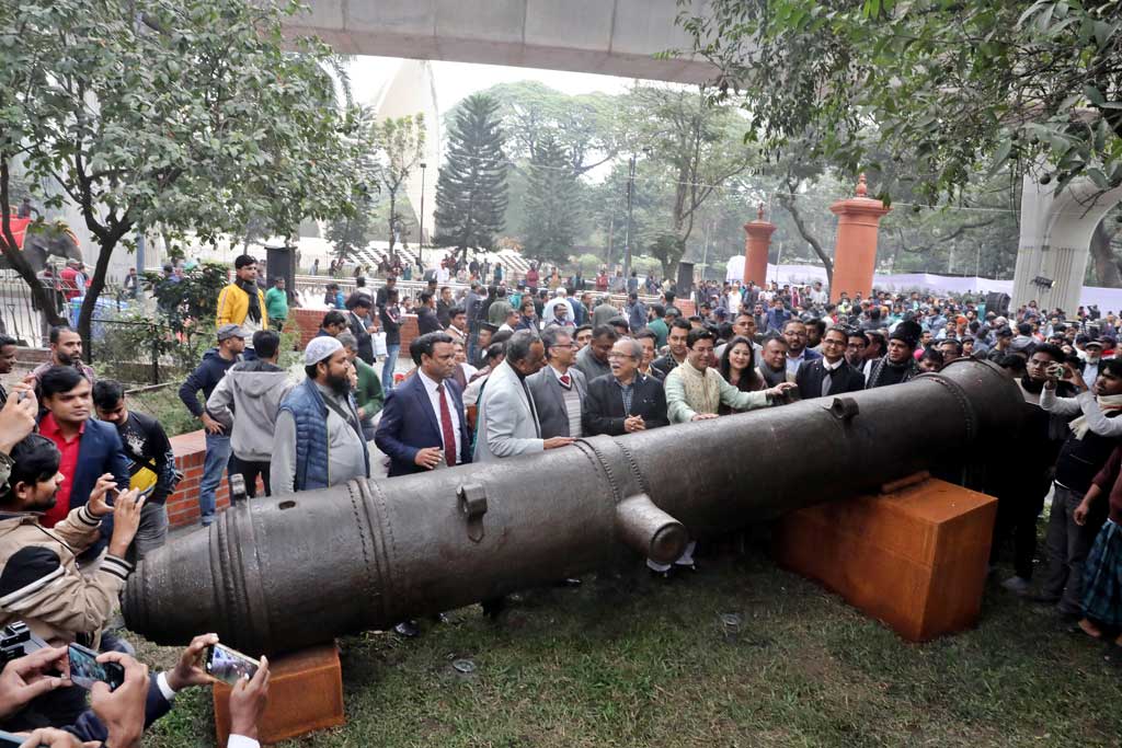 ঢাকা গেট উদ্বোধনের পর মীর জুমলার কামান ঘুরে দেখেন দক্ষিণ সিটি করপোরেশনের মেয়র শেখ ফজলে নূর তাপস ও অতিথিরা।