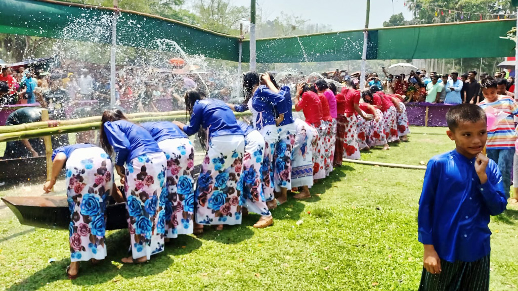 কাপ্তাইয়ে ‘রিলং পোয়ে’ গেয়ে মারমাদের বর্ষবরণ