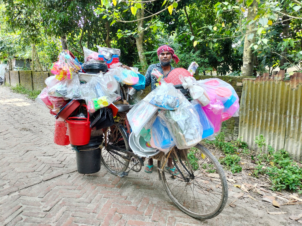 বাসাবাড়ির নিত্য প্রয়োজনীয় প্লাস্টিকের আসবাবপত্রের চাহিদা মেটাতে গ্রামে গ্রামে ছুটে যান হকারেরা। সেখানে ঘুরে ঘুরে আসবাবপত্রগুলো বিক্রি করেন। গঙ্গাচড়া, রংপুর, ১৮ ডিসেম্বর, ২০২২। ছবি: আব্দুর রহিম পায়েল