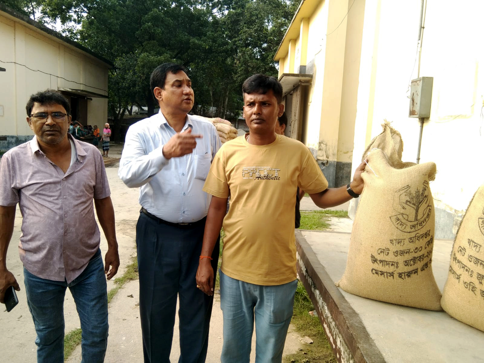 রংপুরের বদরগঞ্জ: অভিযুক্ত ব্যবসায়ীর কাছেই হস্তান্তর জব্দ করা চাল