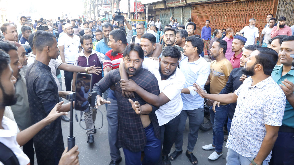 আ. লীগের কর্মী সন্দেহে কয়েকজনকে মারধর করে পুলিশে দিয়েছে বিএনপি নেতা-কর্মীরা। ছবি: মেহেদী হাসান