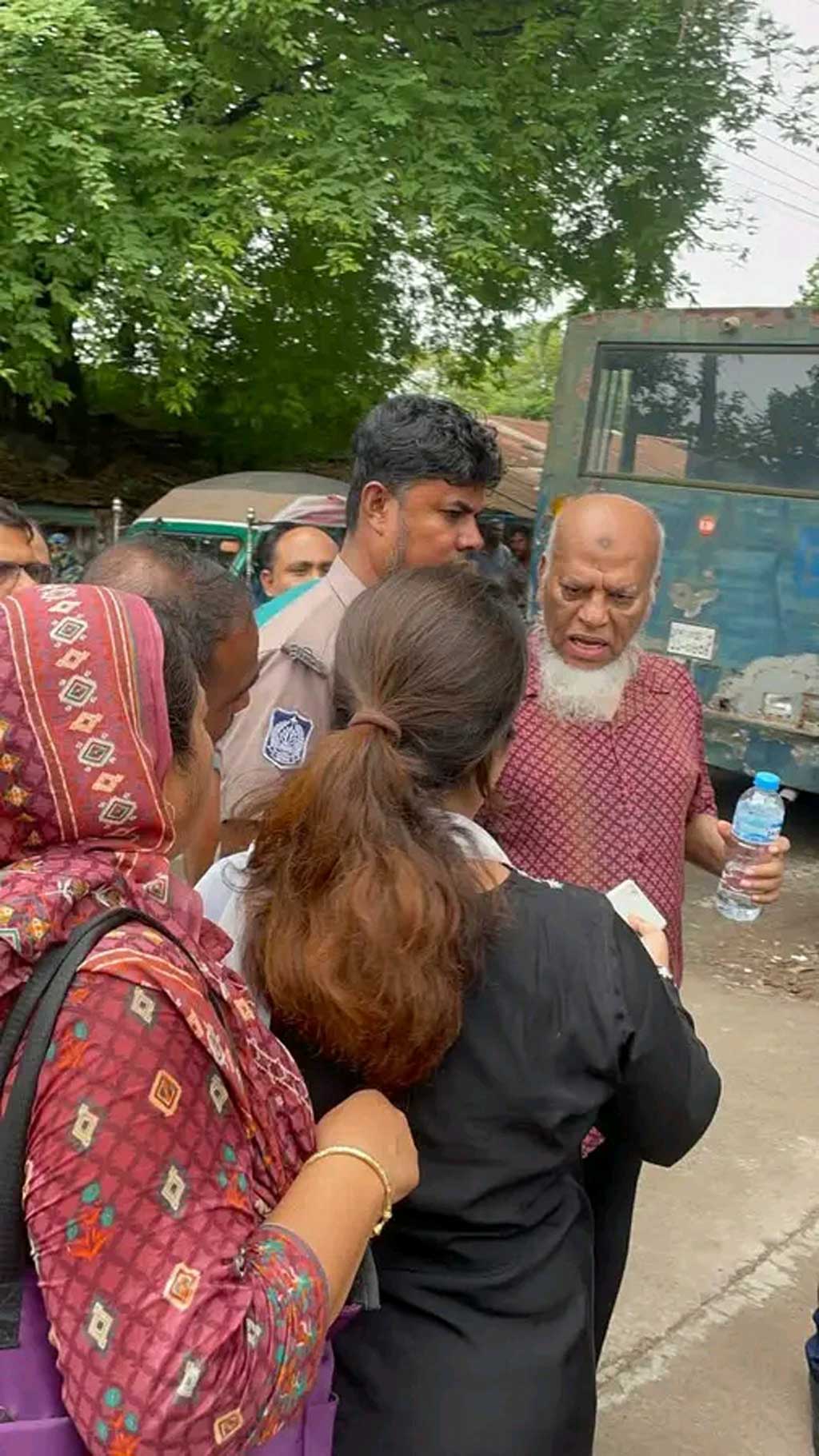 খুলনায় রাষ্ট্রদ্রোহ মামলায় আ. লীগ নেতা অ্যাডভোকেট মজিবর কারাগারে