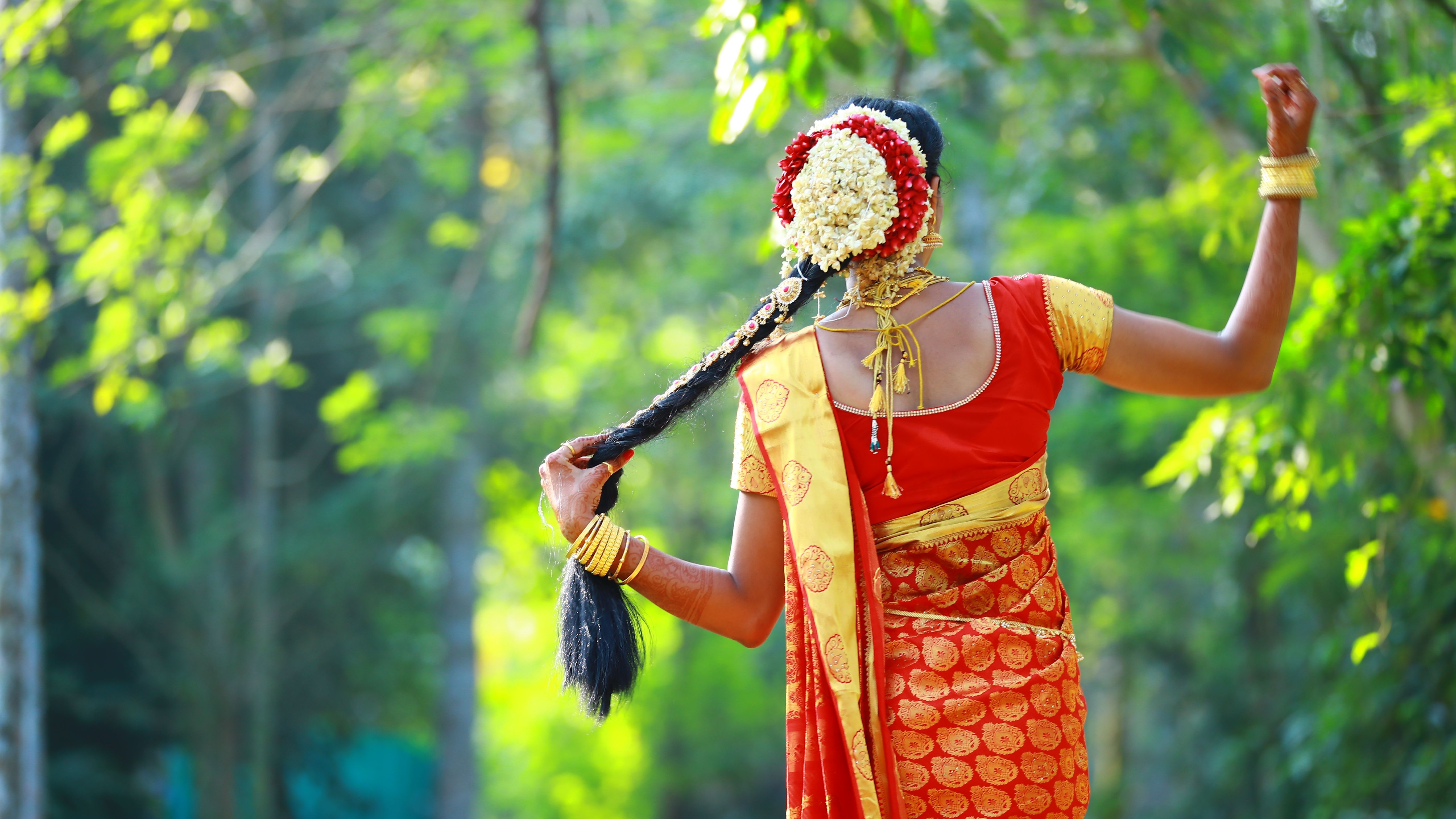 খোঁপাজুড়ে ফুলের ছোঁয়া