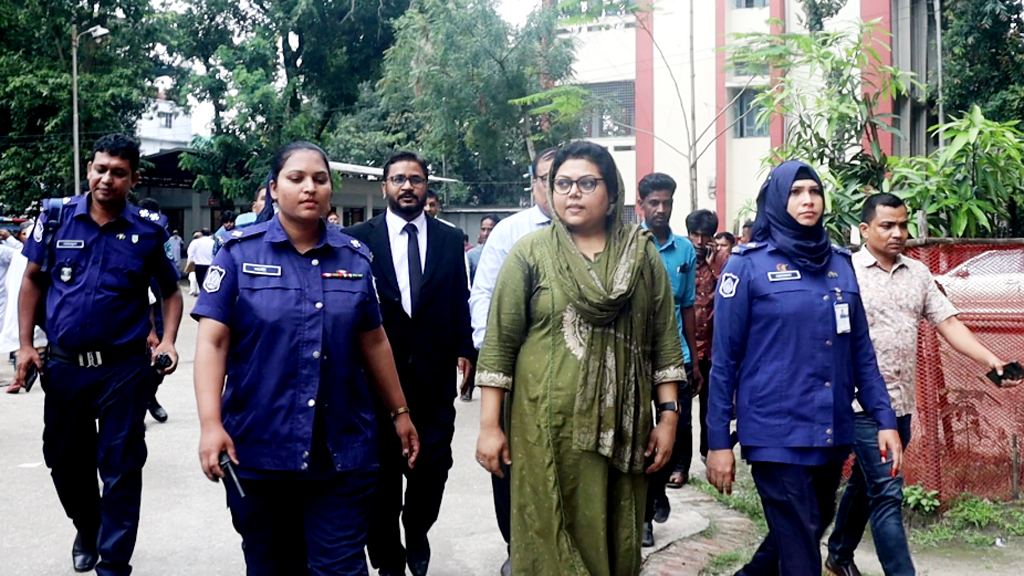 আ.লীগের ৭৬তম প্রতিষ্ঠাবার্ষিকীতে কেক কাটার অভিযোগ: কারাগারে মেজর মৌসুমী